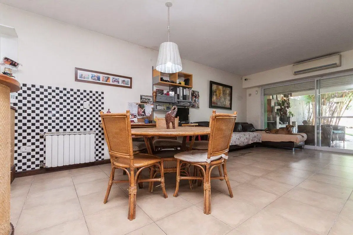 VENTA CASA 4 AMBIENTES COCHERA JARDÍN PISCINA 2