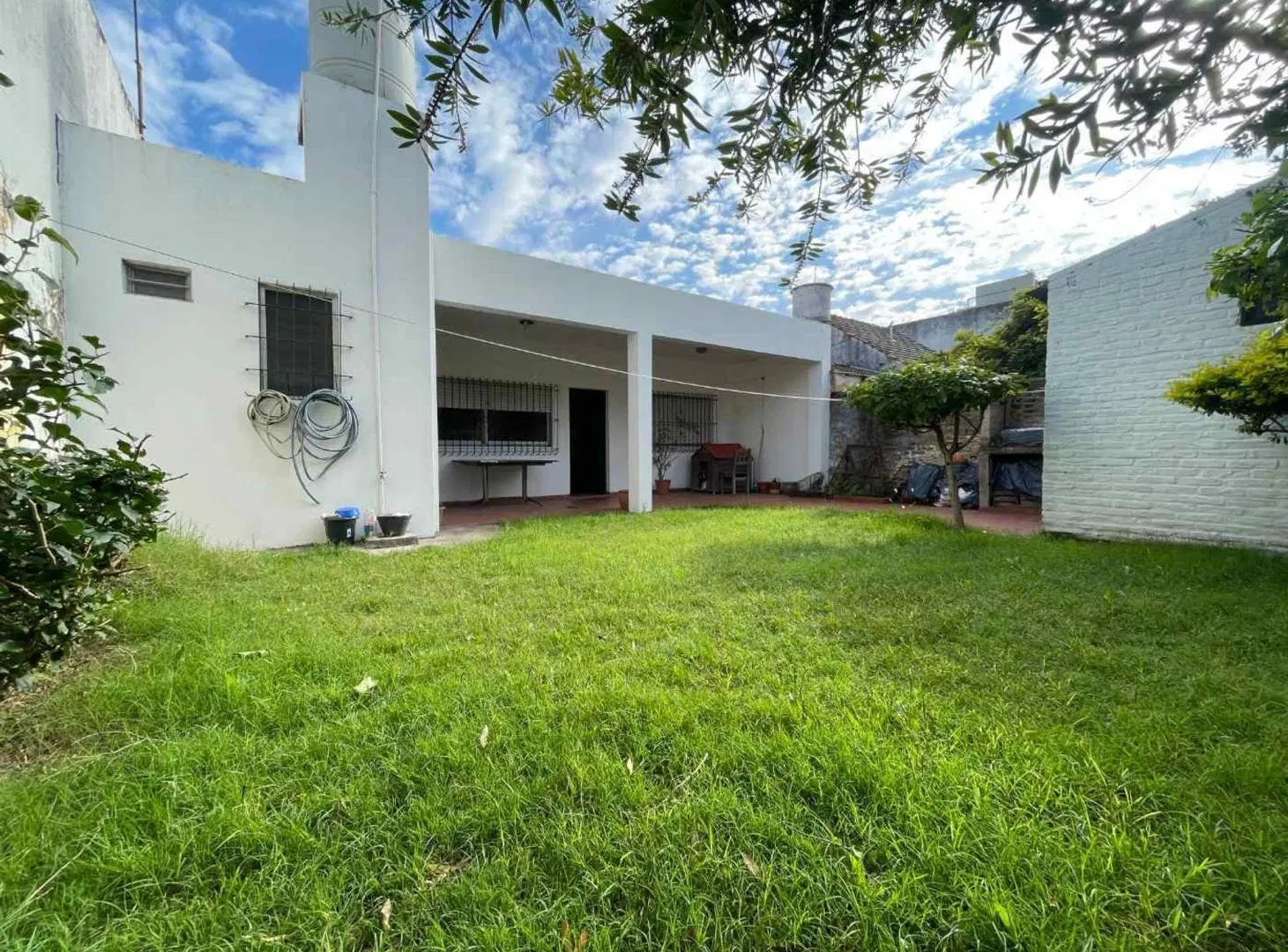 CASA 3 AMBIENTES COCHERA JARDIN PARRILLA LAVADERO 2