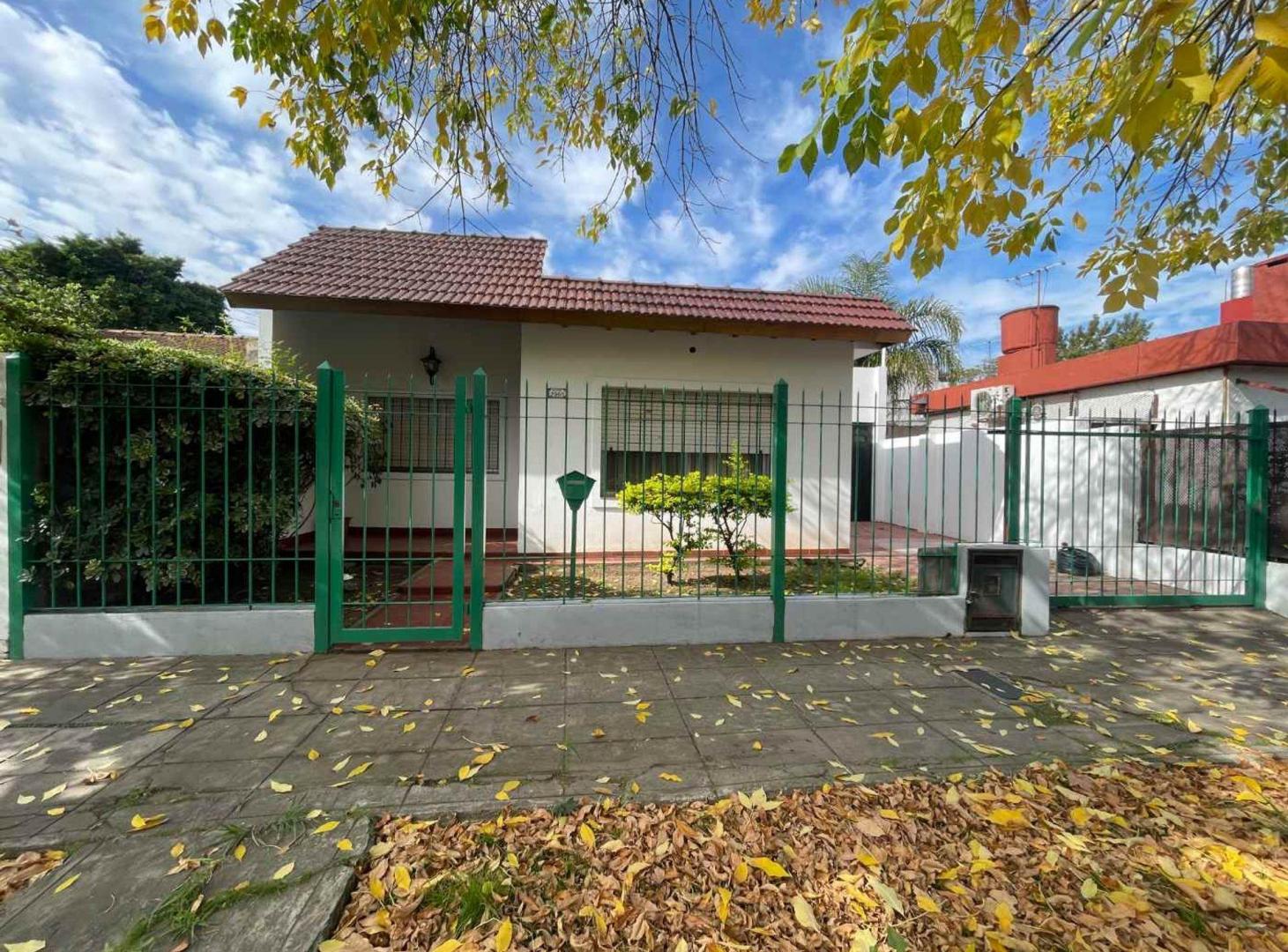 CASA 3 AMBIENTES COCHERA JARDIN PARRILLA LAVADERO