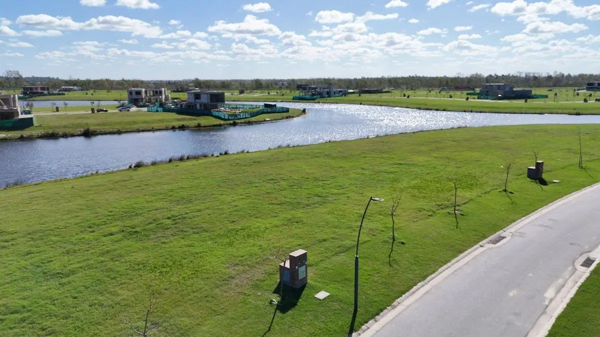 VENTA DE LOTE AL AGUA EN PUERTOS DEL LAGO 5
