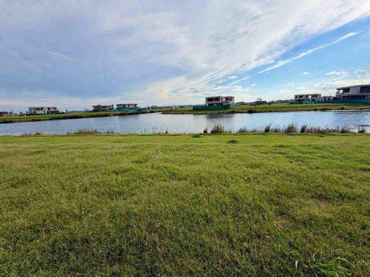VENTA DE LOTE AL AGUA EN PUERTOS DEL LAGO