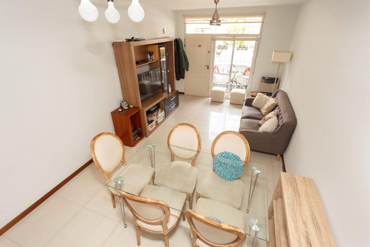 CASA VENTA VERSALLES 5 AMBIENTES COCHERA PATIO