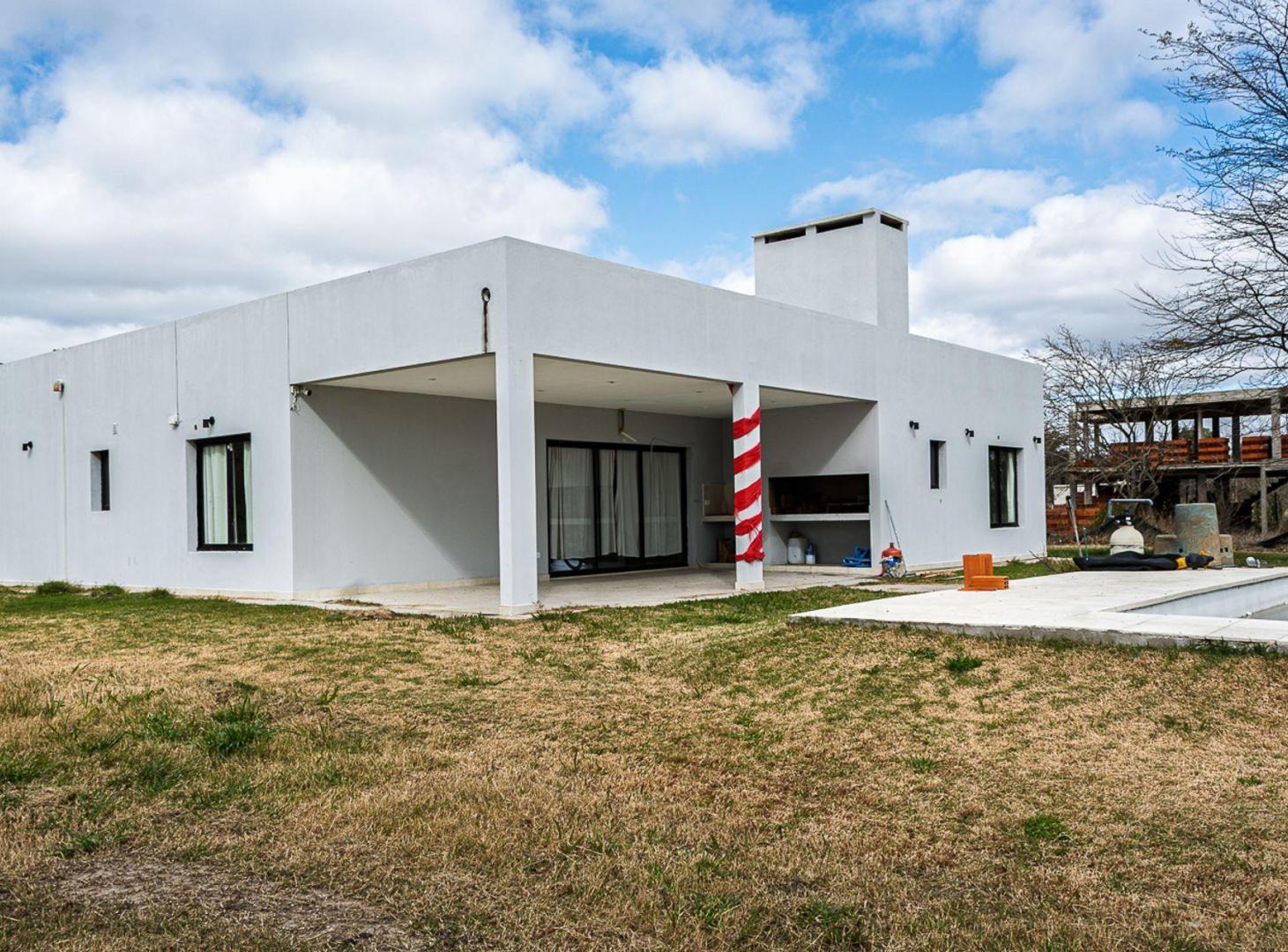 VENTA CASA 4 AMBIENTES PILETA PERMUTA VEHÍCULOS