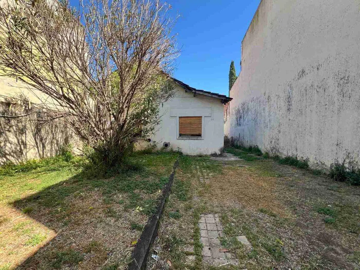 CASA 3 AMBIENTES JARDIN Y COCHERA A REFACCIONAR 5