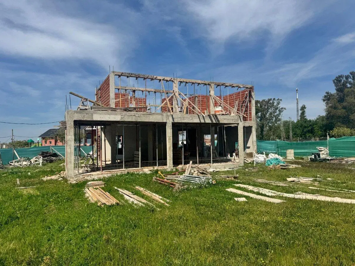 CASA EN CONSTRUCCION A LA LAGUNA LOTE 1000 M2 4