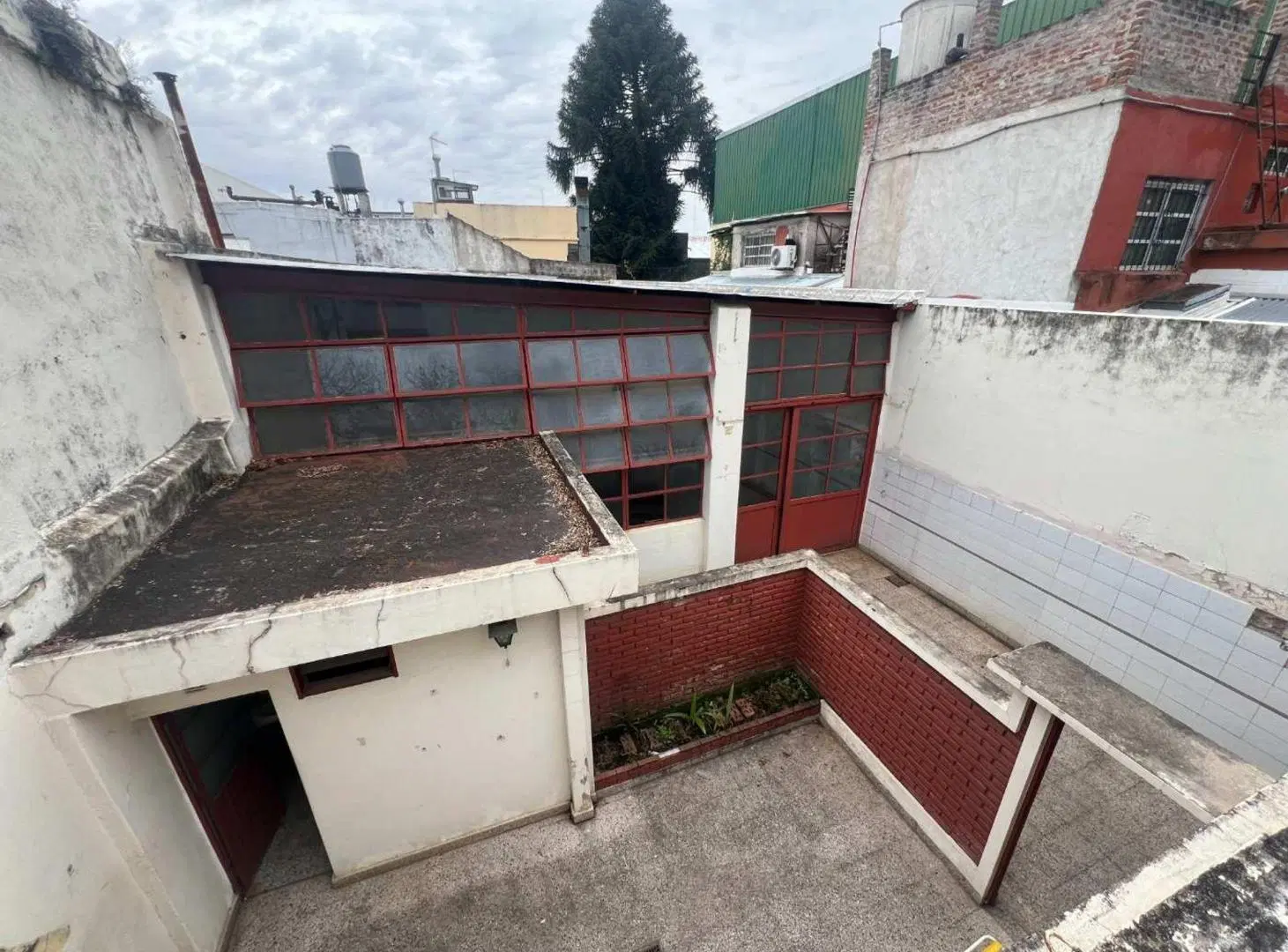 VENTA DEPOSITO CON VIVIENDA  AL FRENTE  COCHERA 4