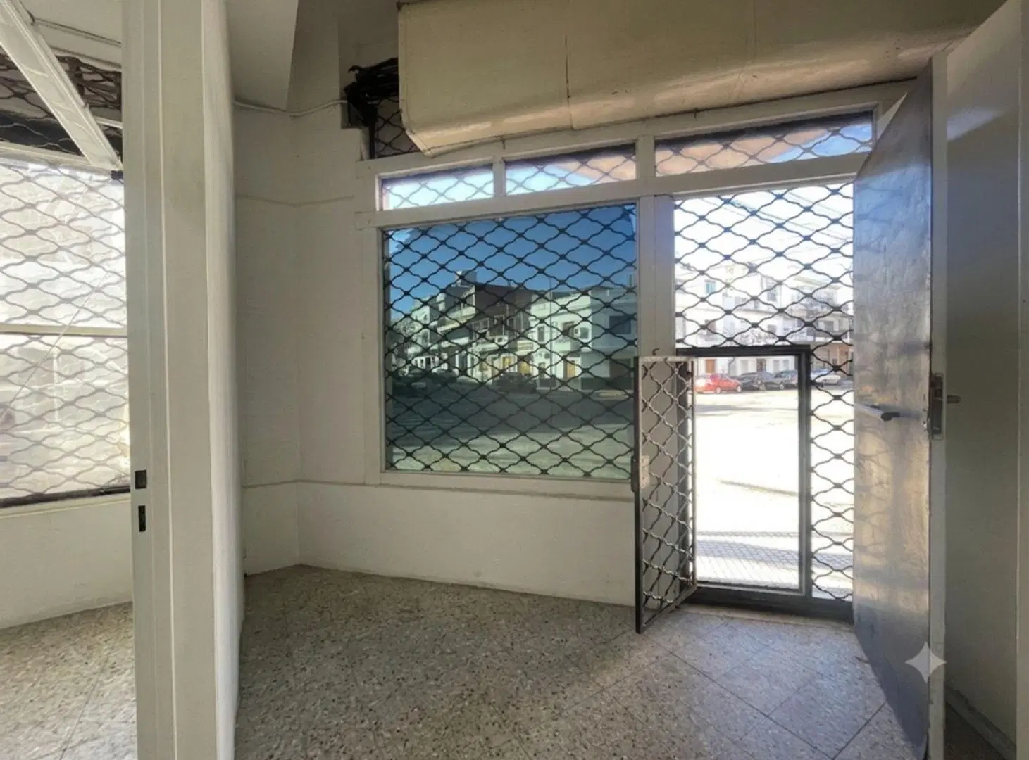 LOCAL CON OFICINAS DEPOSITO BAÑO PARQUE CHACABUCO 2