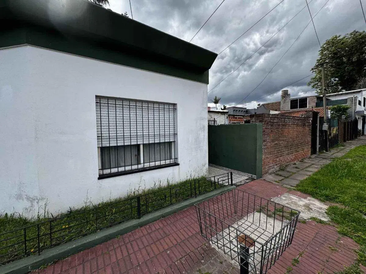 VENTA CASA 4 AMBIENTES MORON COCHERA JARDIN 8