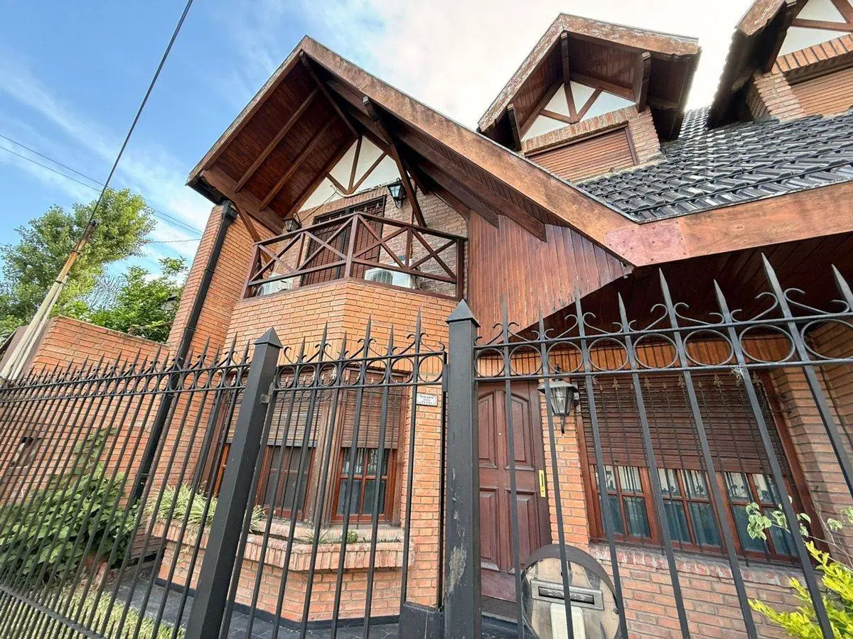 CASA 5 AMBIENTES COCHERA JARDIN  PALOMAR 4