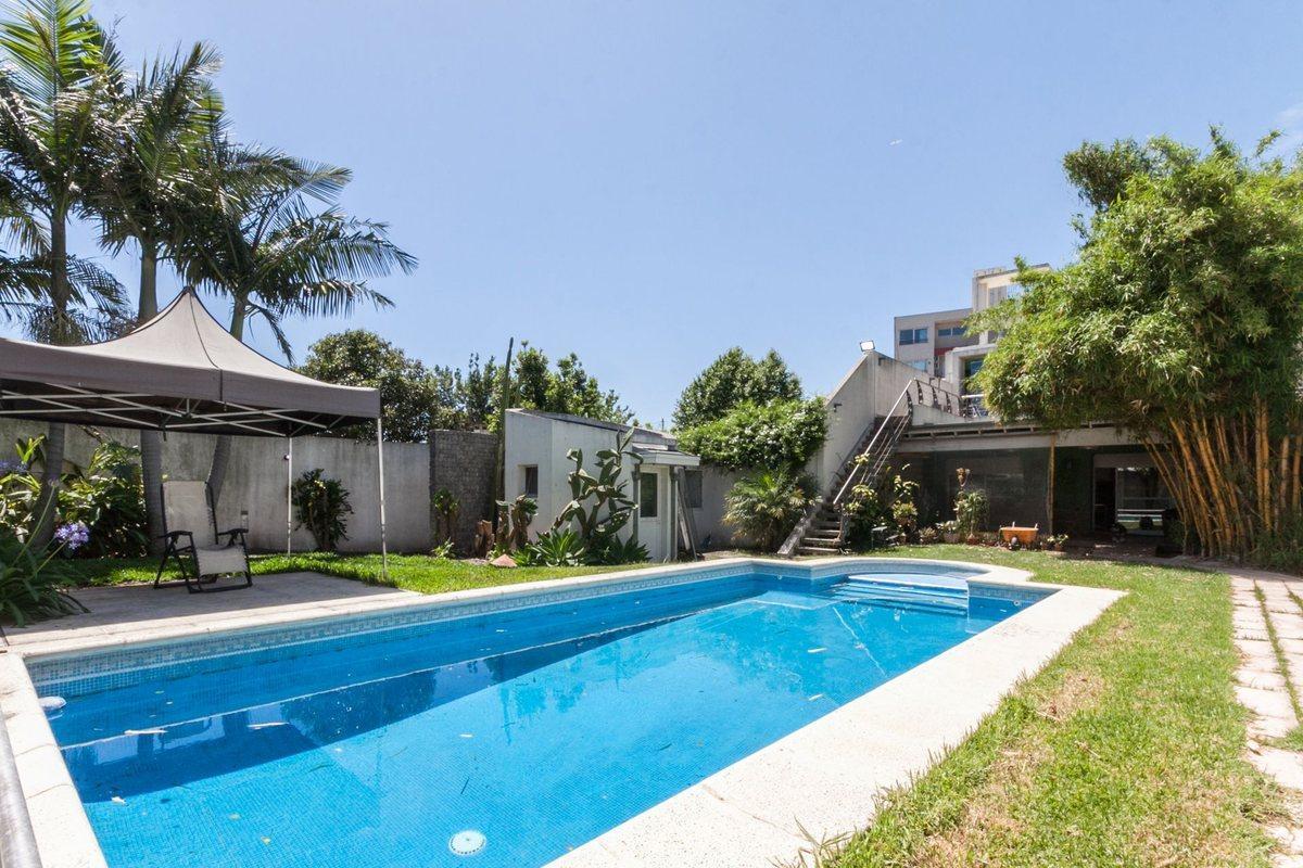 VENTA CASA 4 AMBIENTES COCHERA JARDÍN PISCINA