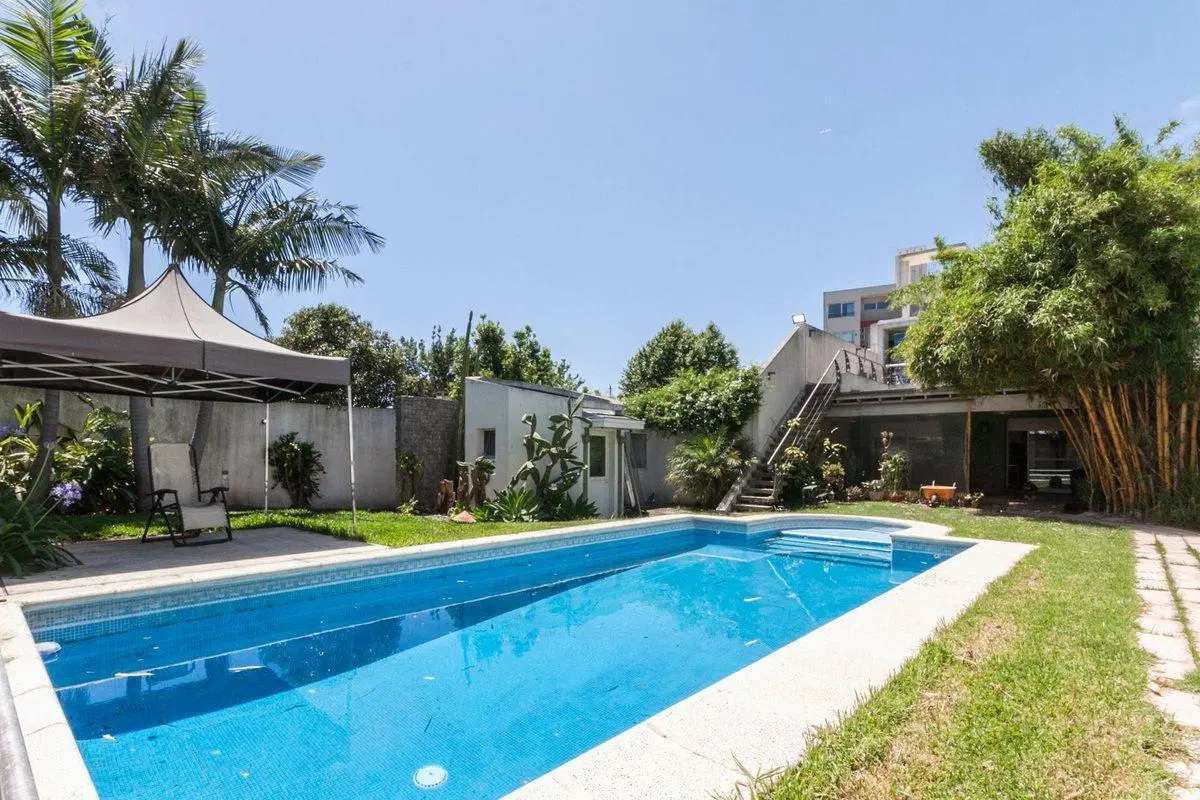 VENTA CASA 4 AMBIENTES COCHERA JARDÍN PISCINA 1