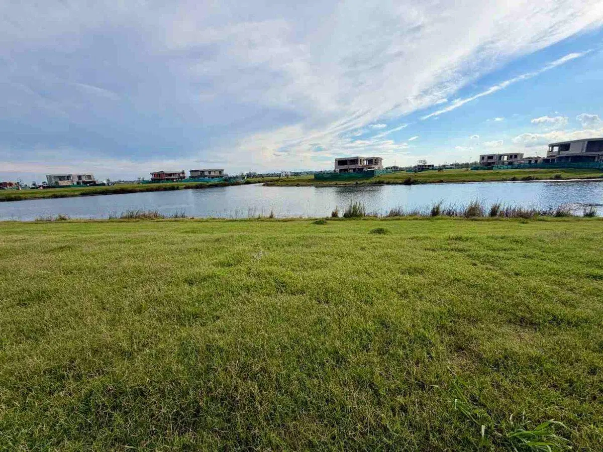 VENTA DE LOTE AL AGUA EN PUERTOS DEL LAGO 2