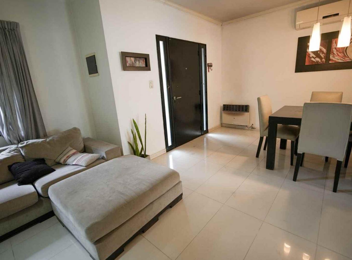 Foto de CASA 4 AMBIENTES CON JARDIN Y PILETA BURZACO, imagen 2