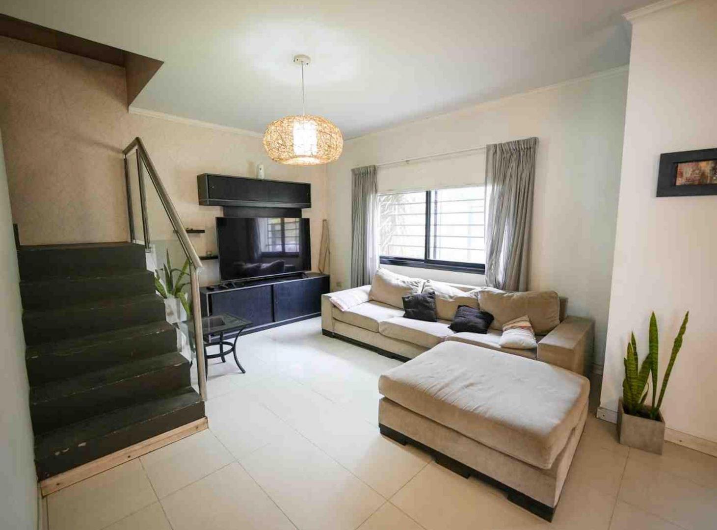 Foto de CASA 4 AMBIENTES CON JARDIN Y PILETA BURZACO, imagen 4