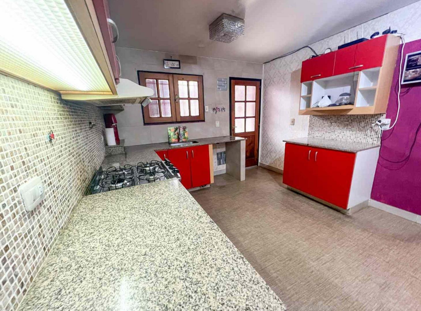 Foto de CASA 4 AMBIENTES JARDIN PILETA CLIMATIZADA ADROGUE, imagen 3