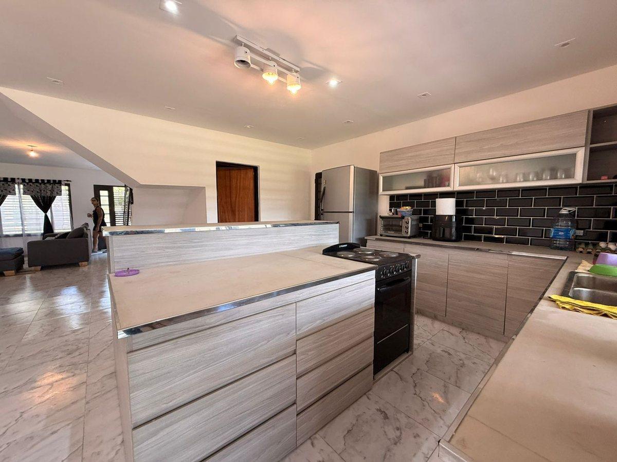Foto de CASA 4 AMBIENTES PILETA COCHERA JARDÍN PARRILLA, imagen 3