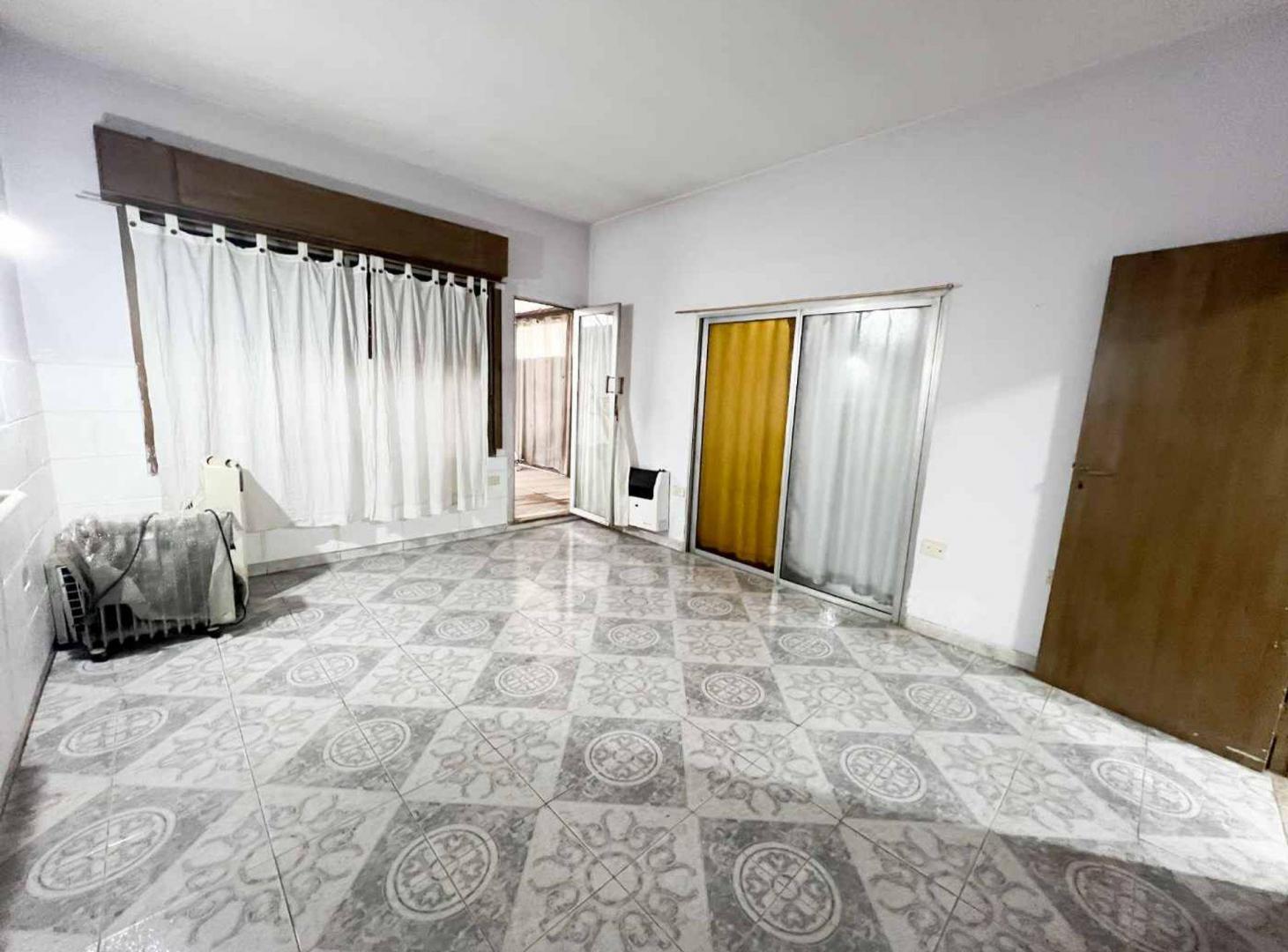 Foto de CASA 4 AMBIENTES GALPON JOSE MARMOL, imagen 2