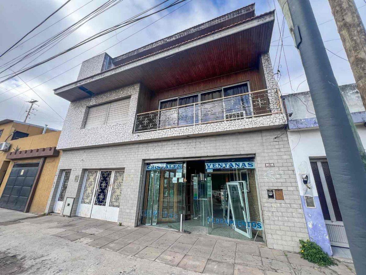 Foto de LOCAL COMERCIAL Y 2 PH EN BLOQUE TEMPERLEY, imagen 1