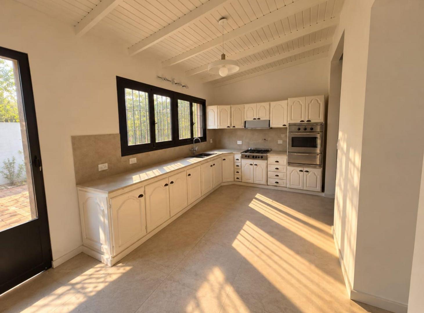 Foto de CASA EN VENTA 5 AMBIENTES PILETA QUINCHO ADROGUE, imagen 2