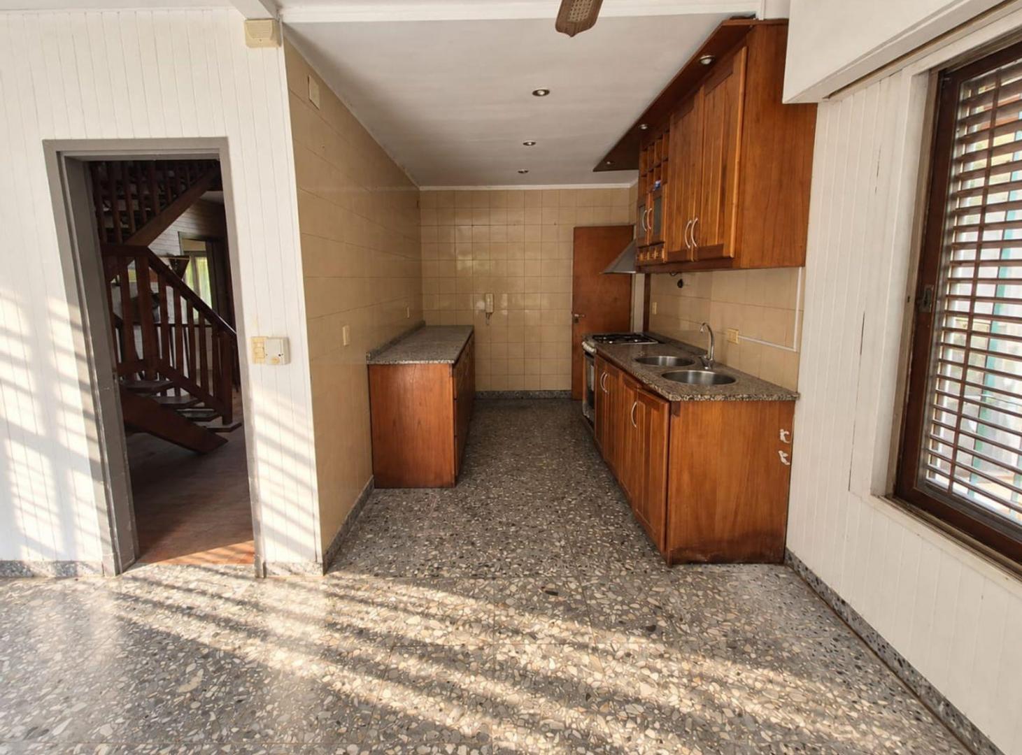 Foto de CASA EN VENTA 5 AMBIENTES JARDIN PILETA ADROGUÉ, imagen 2
