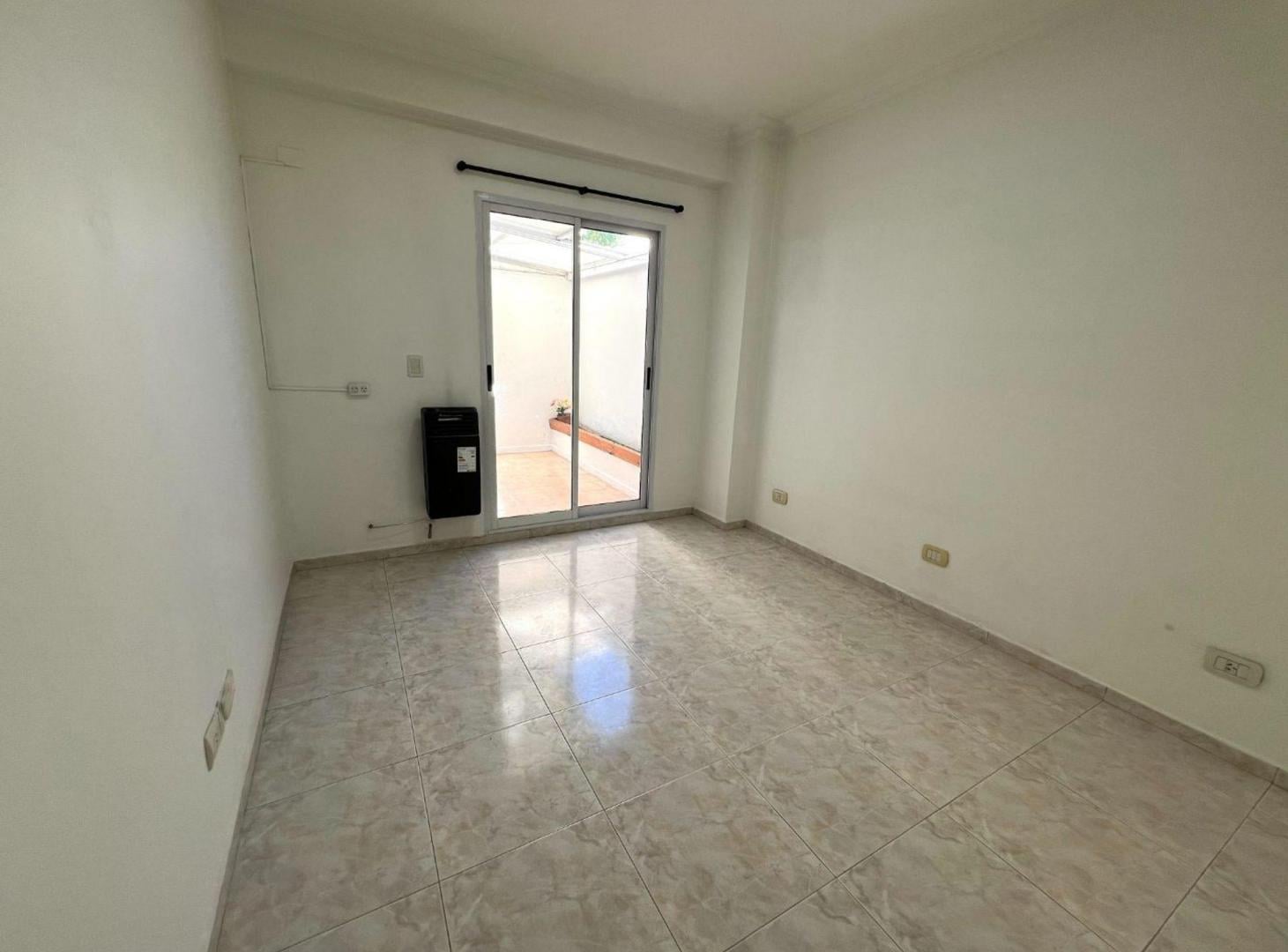 Foto de VENTA 3 AMBIENTES CON PATIO MONTE CASTRO, imagen 3