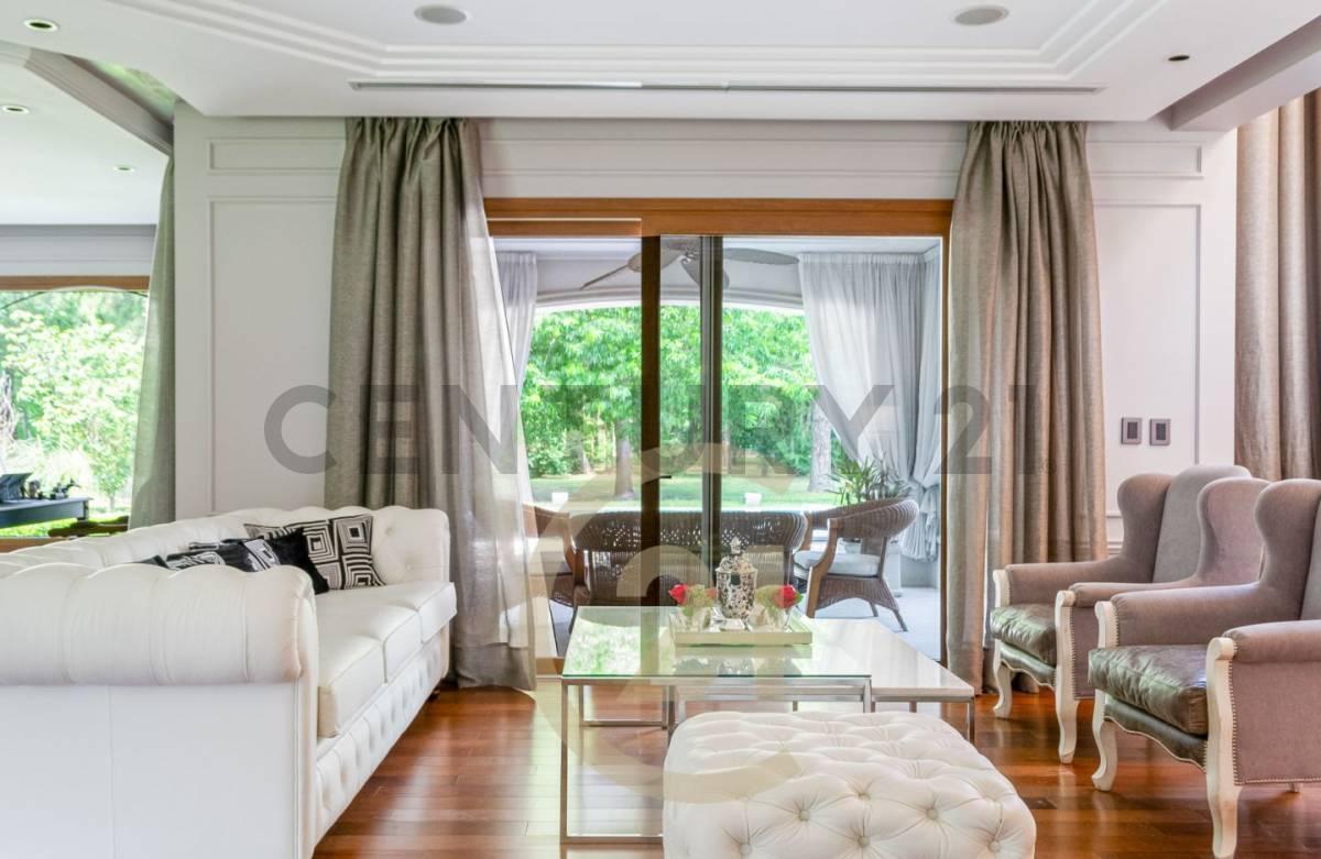 Casa de Estilo Francés Desarrollada Sobre un Lote de 1686 m² Totales en El Country Saint Thomas 1