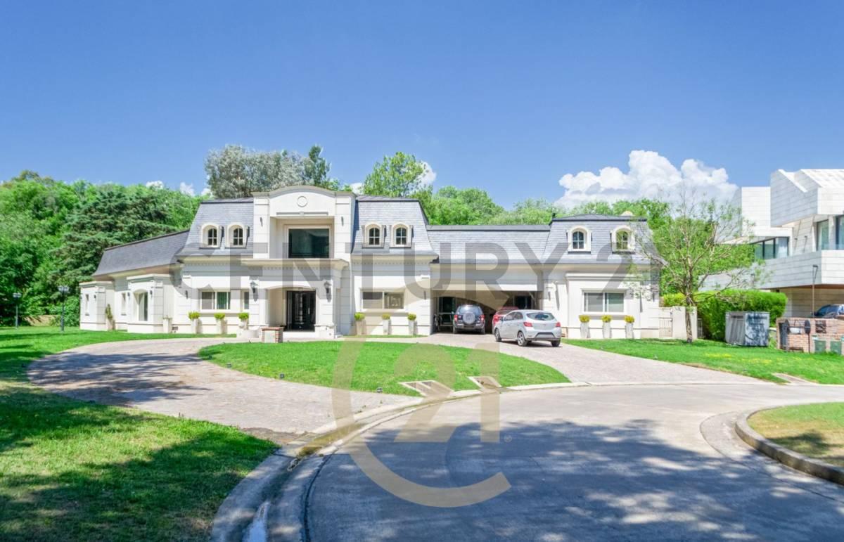 Casa de Estilo Francés Desarrollada Sobre un Lote de 1686 m² Totales en El Country Saint Thomas 5