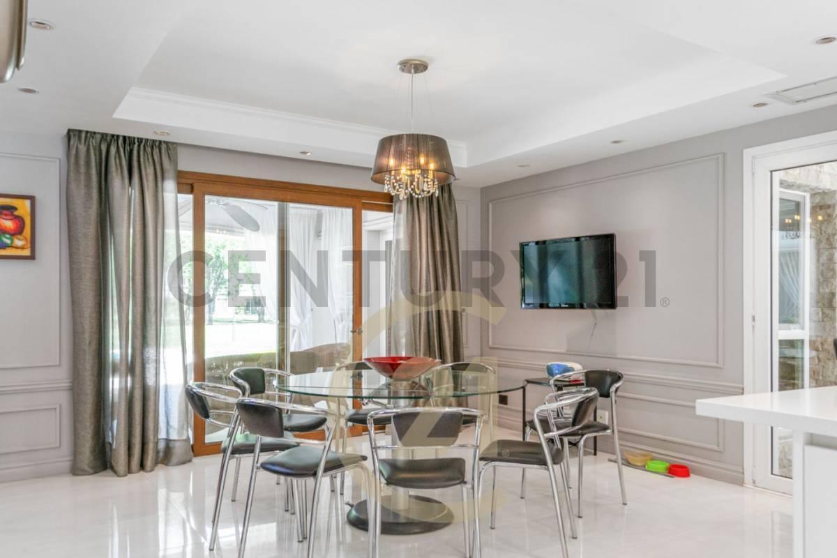 Casa de Estilo Francés Desarrollada Sobre un Lote de 1686 m² Totales en El Country Saint Thomas 3