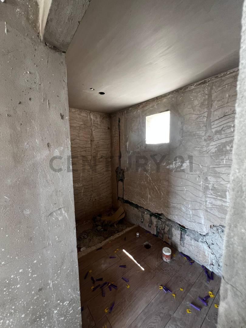 Departamento semi piso al frente de un dormitorio con cochera y terraza privada