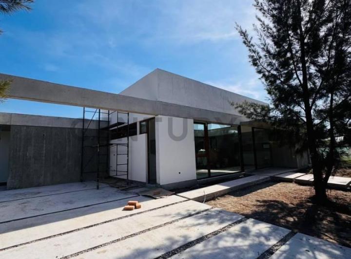 Casa en alquiler en Lomas de City Bell, 3 dormitorios en una planta 3