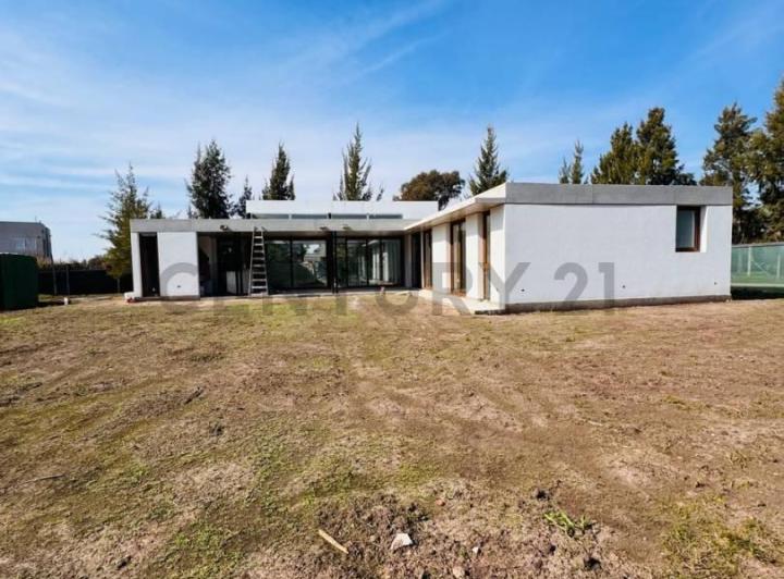 Casa en alquiler en Lomas de City Bell, 3 dormitorios en una planta 4