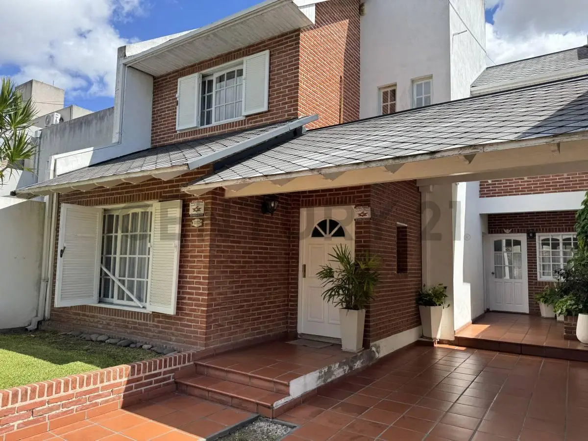 Casa en Venta  Apta banco de 3 dormitorios con parque y pileta en excelente estado | 36 e/ 17 y 18 – 3