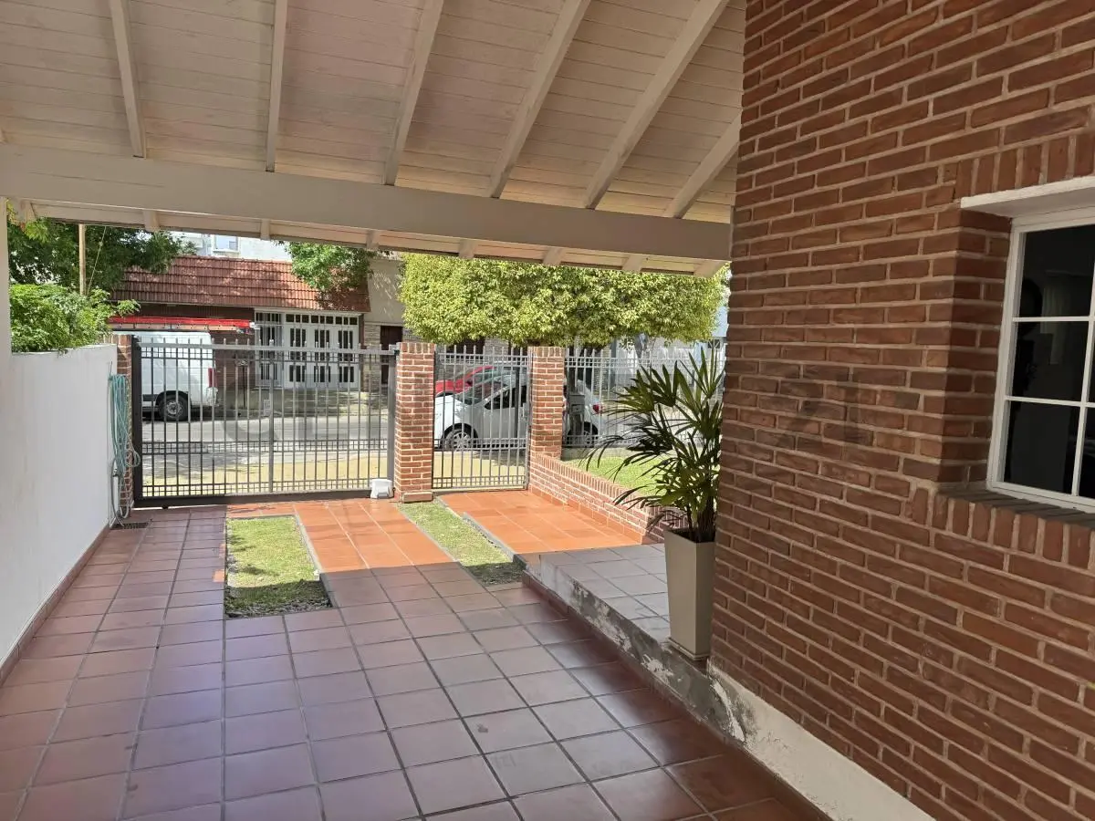 Casa en Venta  Apta banco de 3 dormitorios con parque y pileta en excelente estado | 36 e/ 17 y 18 – 5