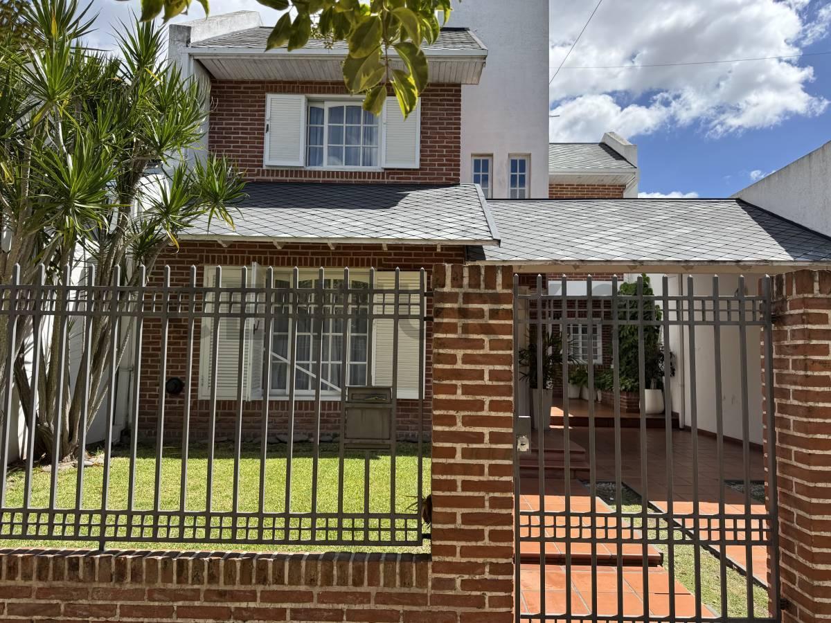 Casa en Venta Apta banco de 3 dormitorios con parque y pileta en excelente estado | 36 e/ 17 y 18 –