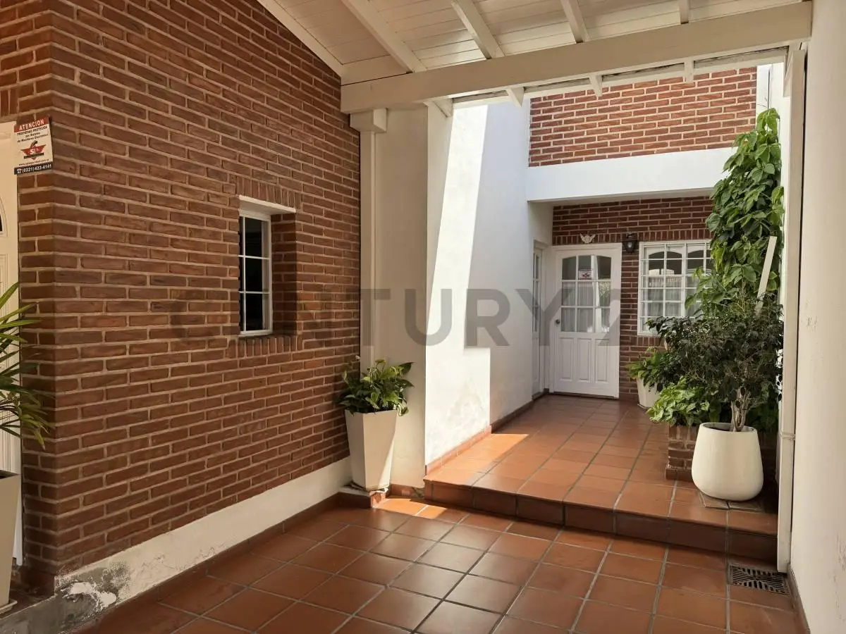 Casa en Venta  Apta banco de 3 dormitorios con parque y pileta en excelente estado | 36 e/ 17 y 18 – 4