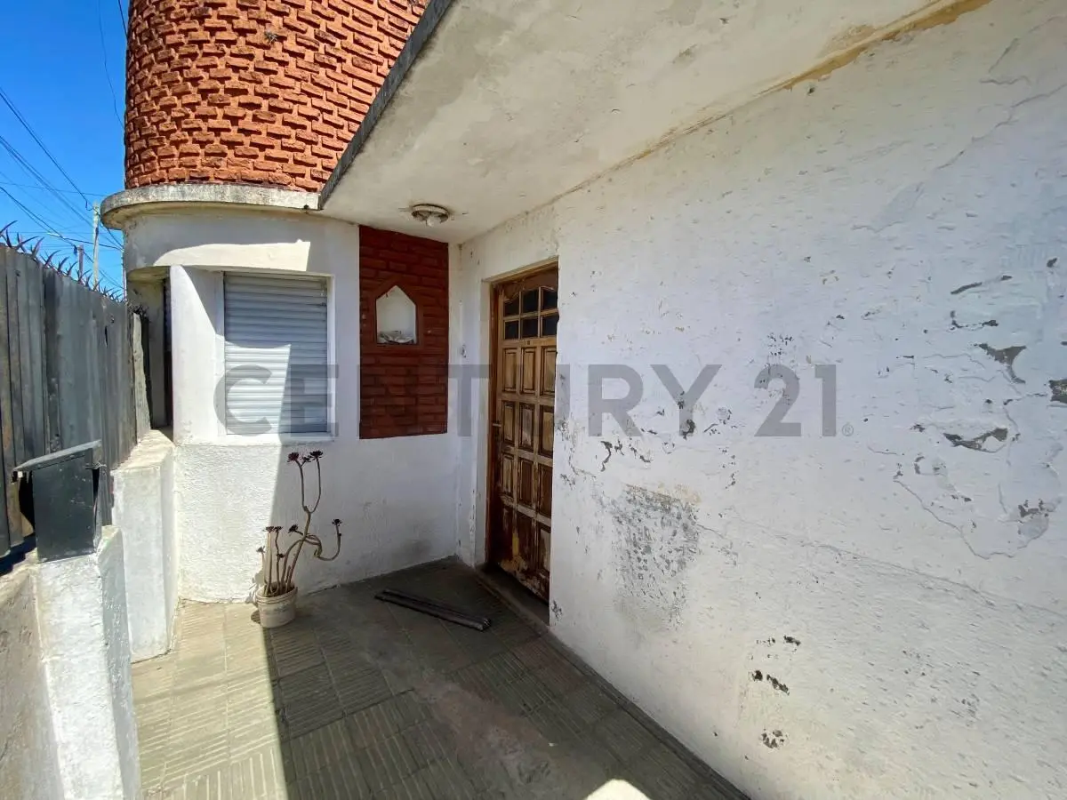 Casa en venta de tres dormitorios en Los Hornos 3