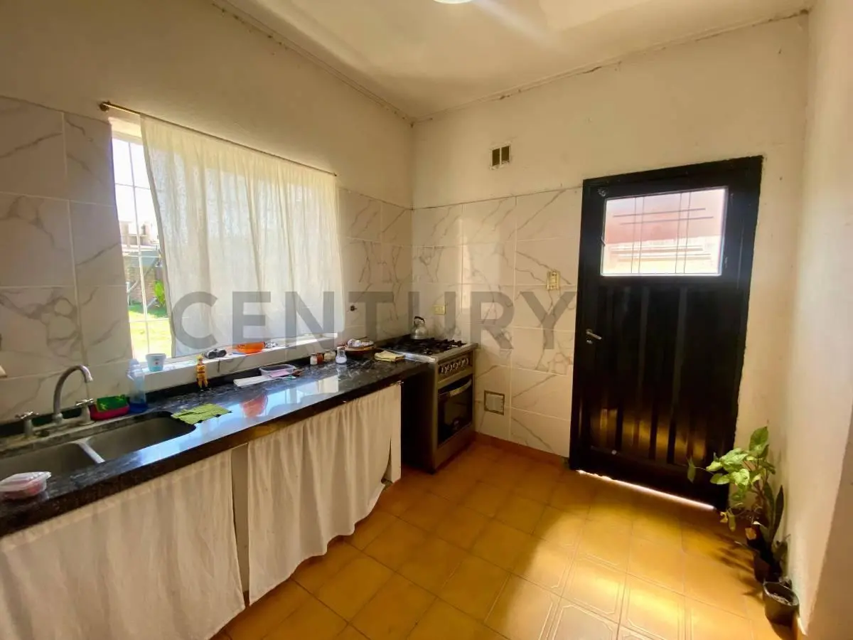 Casa en venta de tres dormitorios en Los Hornos 5