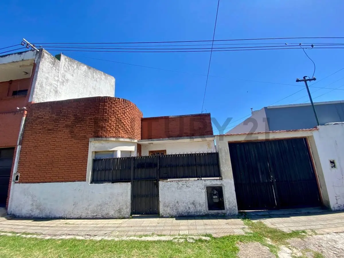 Casa en venta de tres dormitorios en Los Hornos 2