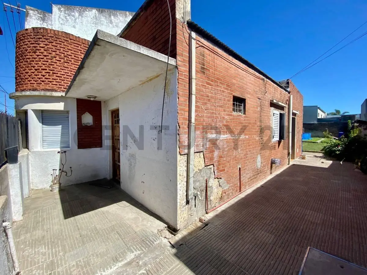 Casa en venta de tres dormitorios en Los Hornos 4