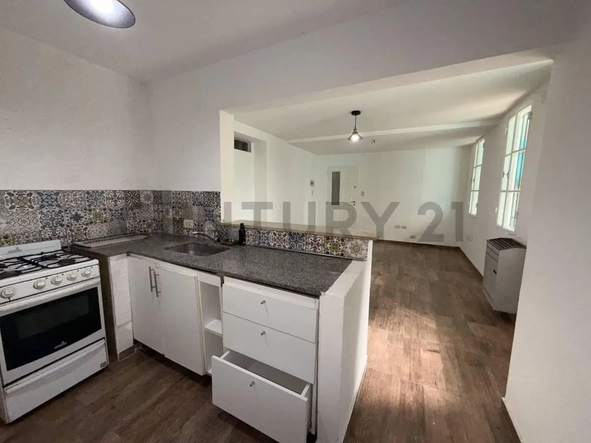 Departamento  en venta de 2 dormitorios con patio en venta en La Plata 3