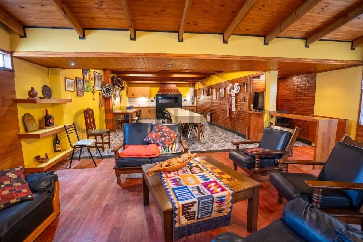 Local comercial y vivienda en venta en City Bell 4