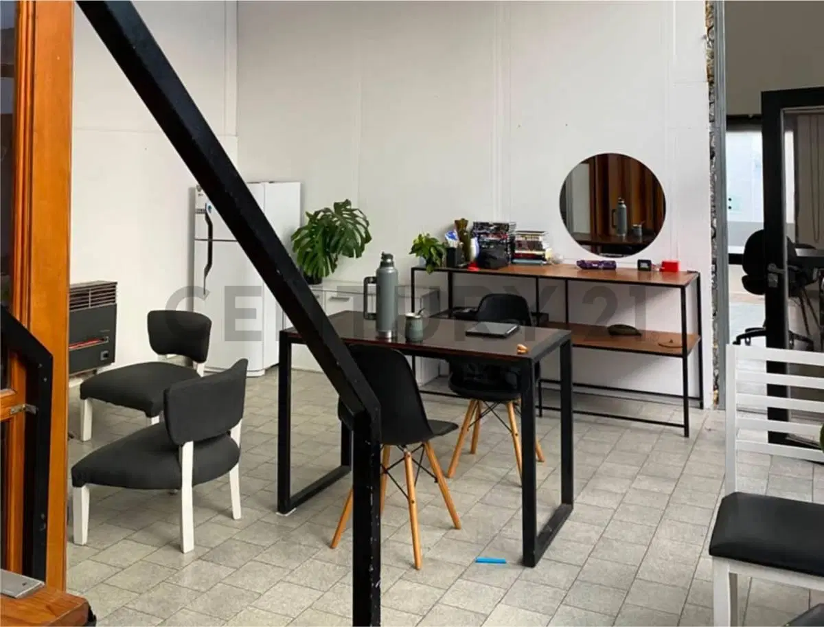 Local en alquiler con oficinas, depósito y cochera 4