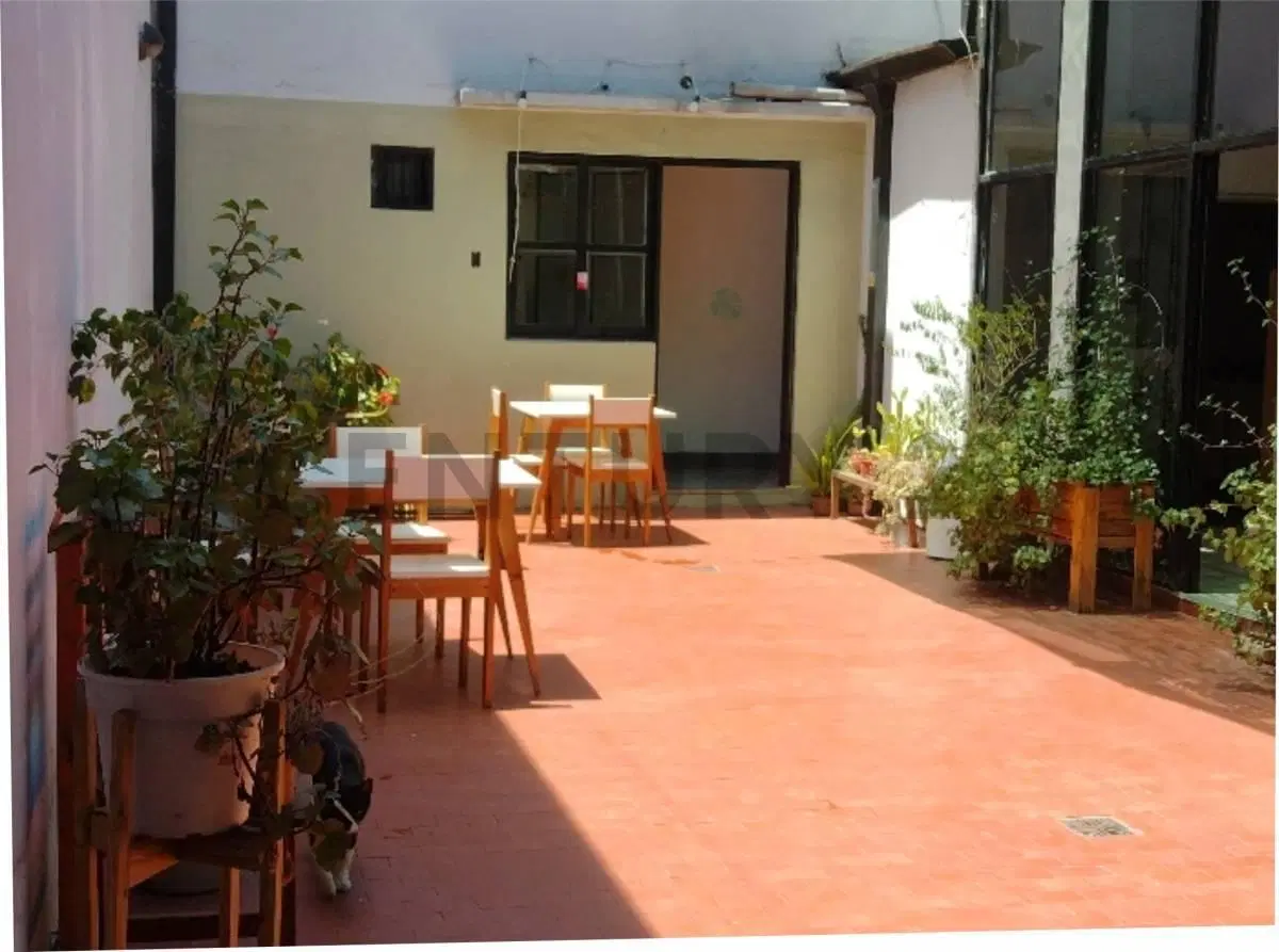 Local en alquiler con oficinas, depósito y cochera 3