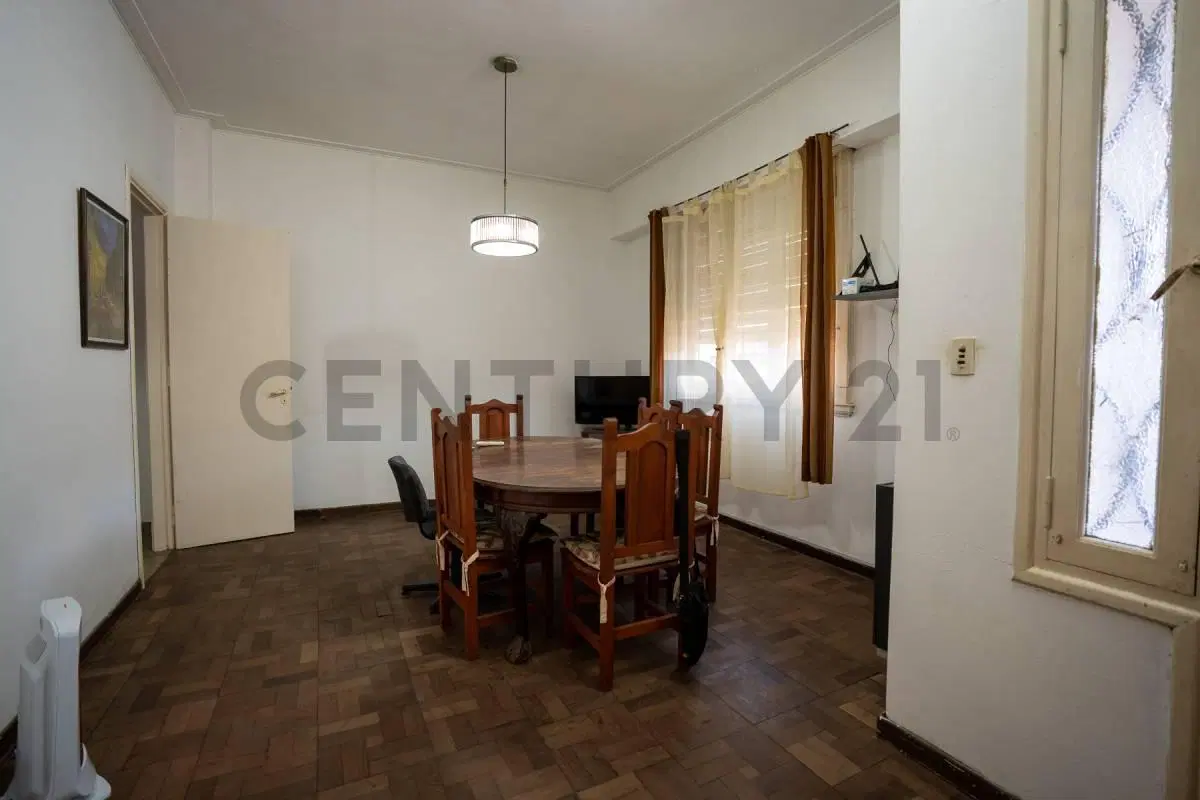 Casa en Venta , dos dormitorios con patio en La Plata 3
