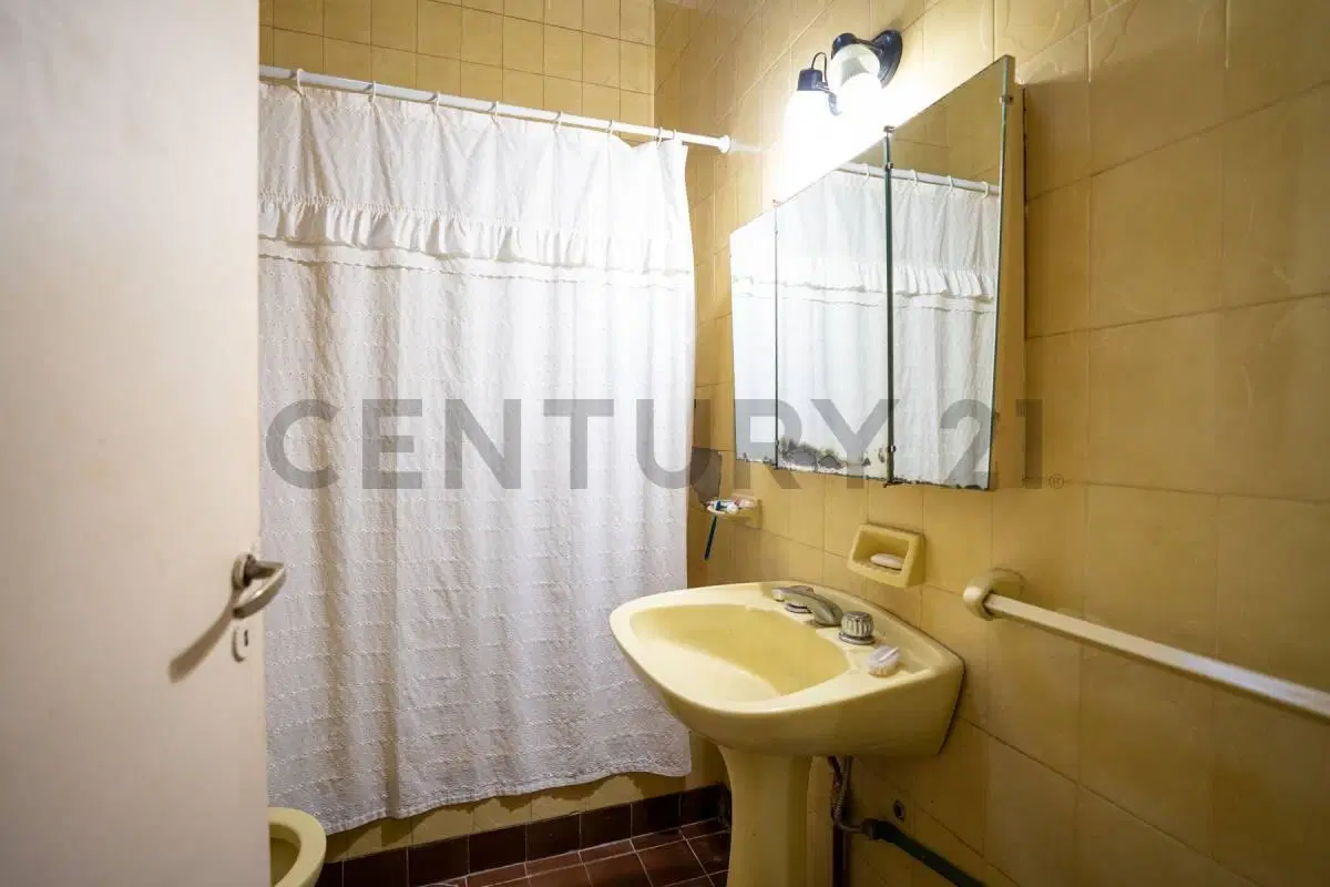 Casa en Venta , dos dormitorios con patio en La Plata 4