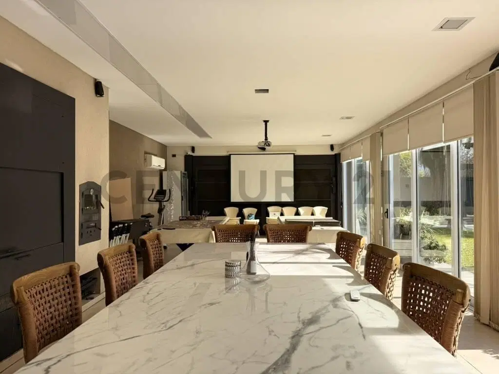 Exclusiva casa en Gonnet  493 y 24 - 4 dormitorios - Piscina - Quincho premium - Lote de 817 m² 3