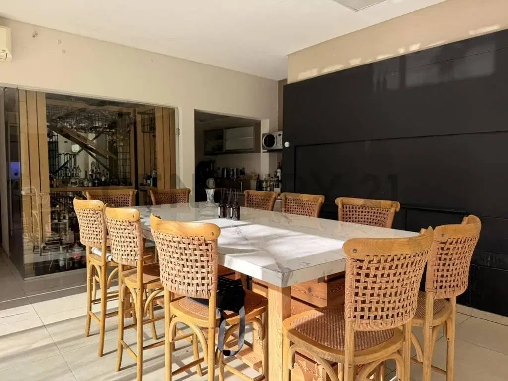 Exclusiva casa en Gonnet  493 y 24 - 4 dormitorios - Piscina - Quincho premium - Lote de 817 m² 5