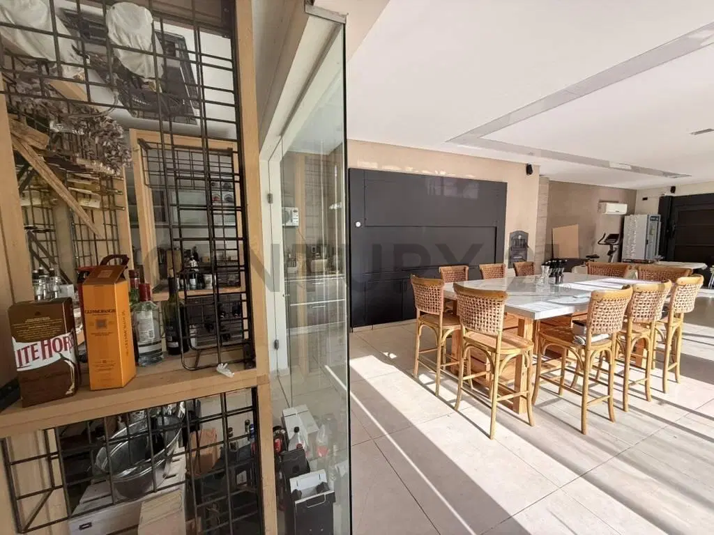 Exclusiva casa en Gonnet  493 y 24 - 4 dormitorios - Piscina - Quincho premium - Lote de 817 m² 2