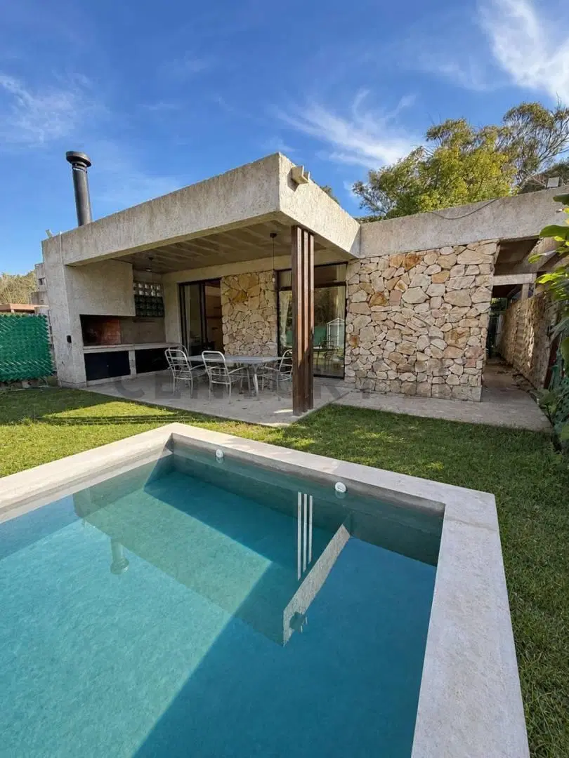 Casa en venta de 2 dormitorios con piscina en Villa Elisa 3
