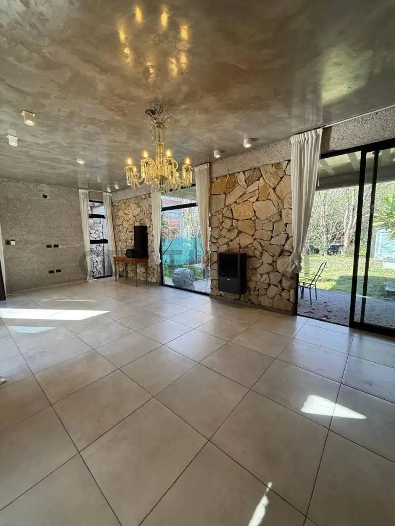Casa en venta de 2 dormitorios con piscina en Villa Elisa 5